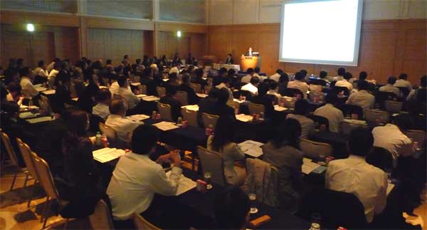 第8回 プロセスイノベーションセミナー 2009セミナー基調講演１日本写真印刷株式会社／西原様のご講演の様子